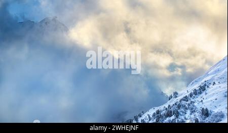 Montagnes couvertes dans la vallée de Luesenstal dans les Alpes autrichiennes en hiver, espace copie Banque D'Images