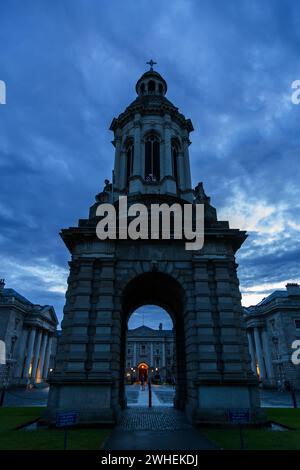 '10.07.2019, Ireland, County Dublin, Dublin - Trinity College 1592, Campanile clocher (1853) sur le campus. 00A190710D324CAROEX.JPG [AUTORISATION DU MODÈLE : Banque D'Images