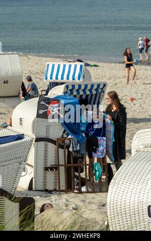 '19.08.2021, Allemagne, Mecklembourg-Poméranie occidentale, Boltenhagen - Baltique station balnéaire de Boltenhagen, touristes sur la plage de sable avec chaises longues Banque D'Images