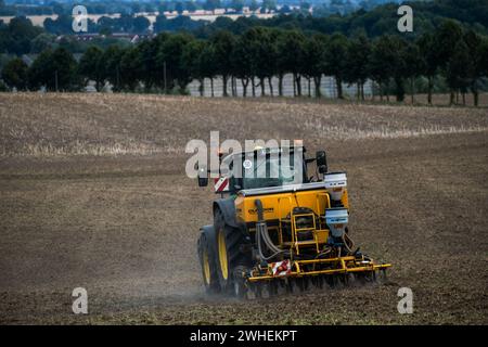 '19.08.2021, Allemagne, Mecklembourg-Poméranie occidentale, Kluetz - agriculteur labourant avec le tracteur au crépuscule. 00A210819D1120CAROEX.JPG [AUTORISATION DU MODÈLE Banque D'Images