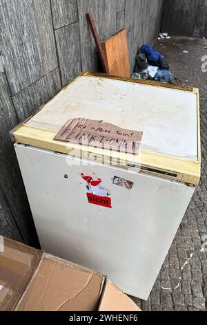 '13.12.2023, Allemagne, Berlin, Berlin - vieille machine à laver stationnée illégalement sur un trottoir. 00S231213D240CAROEX.JPG [AUTORISATION DU MODÈLE : NON APPLICABLE, PRO Banque D'Images