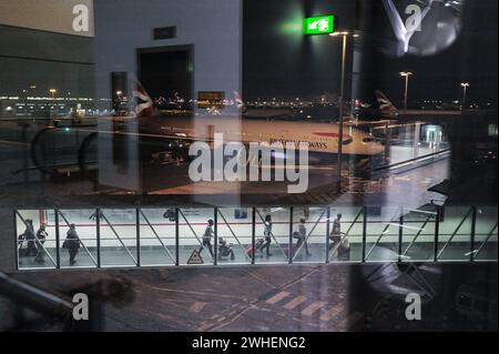 '23.12.2013, UK, , Londres - les passagers débarquent d'un avion British Airways tôt le matin après son arrivée au terminal 5 de l'aéroport d'Heathrow Banque D'Images