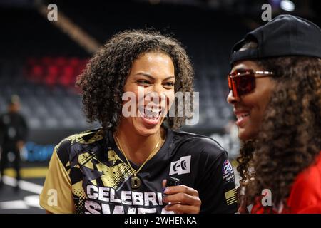 Henderson, Nevada, États-Unis. 08th Feb, 2024. Las Vegas Aces Alysha Clark sur le terrain avant le début du 24e Celebrity Flag Football Challenge au Dollar Loan Center à Henderson, Nevada. Christopher Trim/CSM/Alamy Live News Banque D'Images