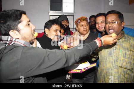 Patna, Inde. 09th Feb, 2024. PATNA, INDE - 9 FÉVRIER : les travailleurs de BJP distribuent des bonbons pour célébrer au bureau de BJP le 9 février 2024 à Patna, Inde. (Photo de Santosh Kumar/Hindustan Times/Sipa USA) crédit : Sipa USA/Alamy Live News Banque D'Images