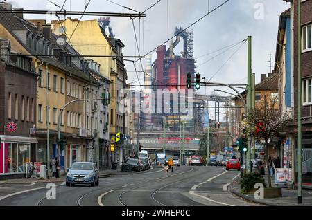 30.11.2023, Duisburg, Ruhrgebiet, Nordrhein-Westfalen, Deutschland - Stadtansicht mit dem ThyssenKrupp Steel Huettenwerk, Friedrich-Ebert-Strasse in M Banque D'Images