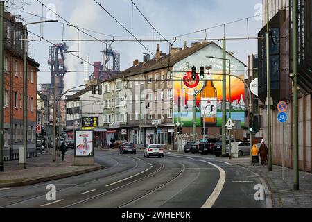 30.11.2023, Duisburg, Ruhrgebiet, Nordrhein-Westfalen, Deutschland - Stadtansicht mit dem ThyssenKrupp Steel Huettenwerk, Friedrich-Ebert-Strasse in M Banque D'Images