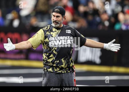 Henderson, Nevada, États-Unis. 08th Feb, 2024. L'acteur Rob Riggle sur le terrain avant le début du 24e Celebrity Flag Football Challenge au Dollar Loan Center à Henderson, Nevada. Christopher Trim/CSM/Alamy Live News Banque D'Images