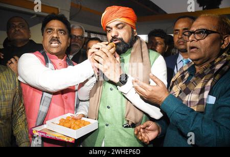 Patna, Inde. 09th Feb, 2024. PATNA, INDE - 9 FÉVRIER : Samrat Choudhary, président du Bihar BJP, avec les travailleurs du parti célébrant au bureau du BJP le 9 février 2024 à Patna, en Inde. (Photo de Santosh Kumar/Hindustan Times/Sipa USA) crédit : Sipa USA/Alamy Live News Banque D'Images