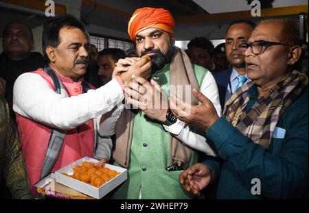 Patna, Inde. 09th Feb, 2024. PATNA, INDE - 9 FÉVRIER : Samrat Choudhary, président du Bihar BJP, avec les travailleurs du parti célébrant au bureau du BJP le 9 février 2024 à Patna, en Inde. (Photo de Santosh Kumar/Hindustan Times/Sipa USA) crédit : Sipa USA/Alamy Live News Banque D'Images