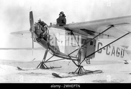 Pilote Bernt Balchen au-dessus d'un Fokker Universal équipé de skis 1930 Banque D'Images