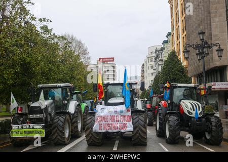 Oviedo, Asturies, Espagne. 9 février 2024. Oviedo, Espagne, 09 février 2024 : plusieurs tracteurs stationnés à Oviedo lors de la quatrième journée de manifestations de tracteurs sur les routes espagnoles pour exiger des améliorations dans le secteur, le 09 février 2024, à Oviedo, Espagne. (Crédit image : © Alberto Brevers/Pacific Press via ZUMA Press Wire) USAGE ÉDITORIAL SEULEMENT! Non destiné à UN USAGE commercial ! Crédit : ZUMA Press, Inc/Alamy Live News Banque D'Images