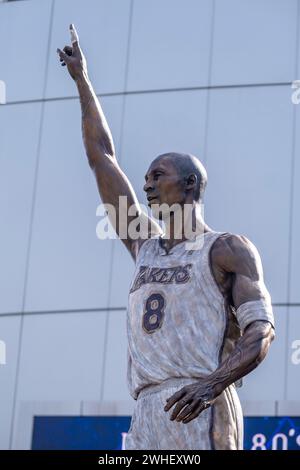 Los Angeles, États-Unis. 09th Feb, 2024. La statue de l'ancien garde des Lakers de Los Angeles, Kobe Bryant, est vue après sa cérémonie de dévoilement devant l'arène de l'équipe de basket-ball de la NBA à Los Angeles. Crédit : SOPA images Limited/Alamy Live News Banque D'Images
