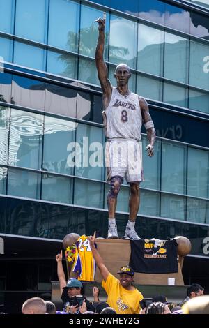 Los Angeles, États-Unis. 09th Feb, 2024. Les fans posent avec la statue de l'ancien garde des Lakers de Los Angeles, Kobe Bryant, après sa cérémonie de dévoilement devant l'arène de l'équipe de basket-ball de la NBA à Los Angeles. Crédit : SOPA images Limited/Alamy Live News Banque D'Images