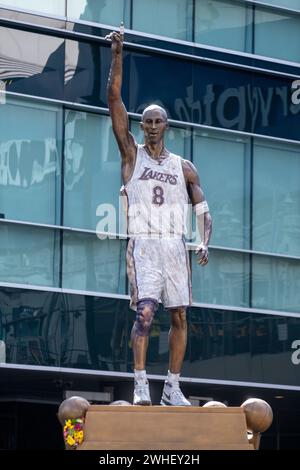 Los Angeles, États-Unis. 09th Feb, 2024. La statue de l'ancien garde des Lakers de Los Angeles, Kobe Bryant, est vue après sa cérémonie de dévoilement devant l'arène de l'équipe de basket-ball de la NBA à Los Angeles. Crédit : SOPA images Limited/Alamy Live News Banque D'Images