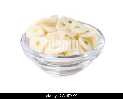 Morceaux d'ail frais dans un bol isolé sur blanc Banque D'Images
