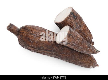 Racines de manioc entières et coupées isolées sur blanc, vue de dessus Banque D'Images