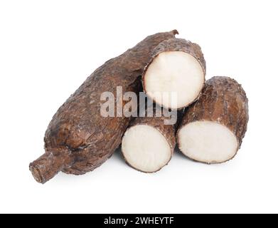 Racines de manioc entières et coupées isolées sur blanc Banque D'Images