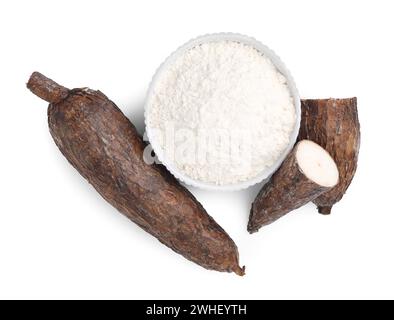 Bol avec farine de manioc et racines isolées sur blanc, vue de dessus Banque D'Images