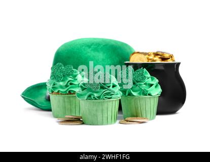 Prog Fête de Patrick. Savoureux cupcakes décorés de fête, chapeau vert et pot d'or, isolé sur blanc Banque D'Images