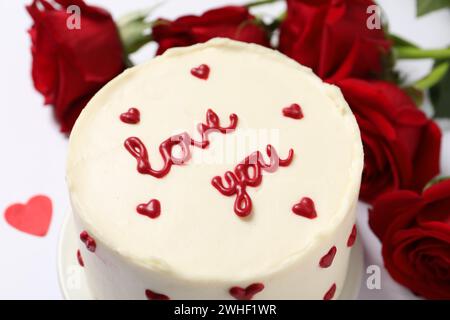 Bento gâteau avec texte Love You et roses sur la table blanche, gros plan. Prog Surprise pour la Saint-Valentin Banque D'Images