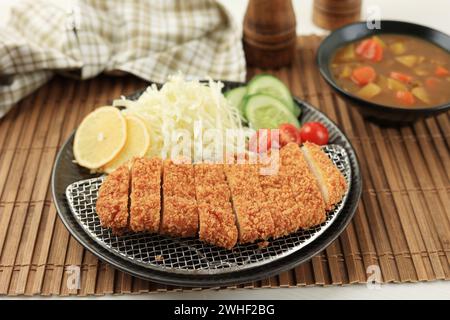 Poulet katsu servi avec des tranches de légumes au curry japonais Banque D'Images