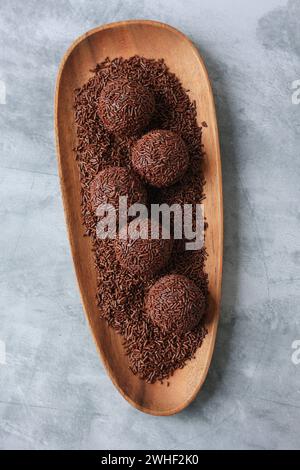 Brigadeiro ou Brigadier, dessert sucré traditionnel brésilien. Bonbons au chocolat sur fond gris de plaque en bois. Banque D'Images