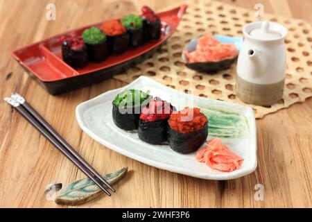 Ensemble de diverses garnitures Gunkan Maki Sushi cuisine japonaise Banque D'Images