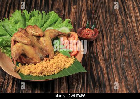 Ayam Goreng Utuh Kremes, poulet entier avec pâte de farine croustillante, servi avec Sambal, espace de copie pour le texte Banque D'Images