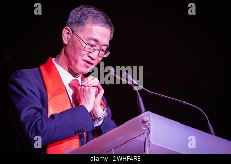 Madrid, Espagne. 09th Feb, 2024. L'ambassadeur de la République populaire de Chine en Espagne, Yao Jing s'adresse aux personnes présentes lors de la présentation de la programmation du nouvel an chinois à Madrid. Cet après-midi, la présentation de la programmation du nouvel an chinois à Madrid a eu lieu dans le quartier de Madrid d'UserA avec un événement sur l'année de la scène Dragon, installé sur la Plaza de la Junta de Distrito de UserA. Crédit : SOPA images Limited/Alamy Live News Banque D'Images