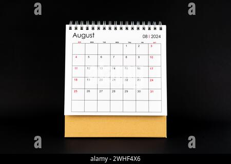 Calendrier de bureau pour août 2024. Calendrier de bureau sur un fond noir. Banque D'Images