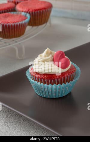 Cupcakes au coeur rouge Banque D'Images