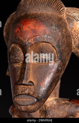 Gros plan d'une figurine Senufo mâle en bois de Côte d'Ivoire. Art africain tribal, mettant en valeur un savoir-faire magistral et un symbolisme spirituel. Banque D'Images