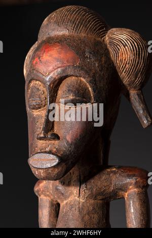 Gros plan d'une figurine Senufo mâle en bois de Côte d'Ivoire. Art africain tribal, mettant en valeur un savoir-faire magistral et un symbolisme spirituel. Banque D'Images