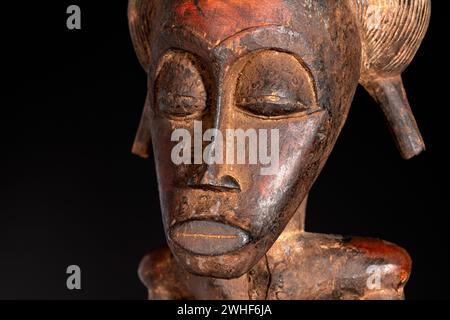 Gros plan d'une figurine Senufo mâle en bois de Côte d'Ivoire. Art africain tribal, mettant en valeur un savoir-faire magistral et un symbolisme spirituel. Banque D'Images