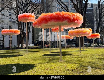 New York, New York, États-Unis. 9 février 2024. Une vue de l'exposition d'art publique de l'artiste Ana Maria Hernando ''˜to Let the Sky Know/ Dejar que el cielo sepa' tenue au Madison Square Park à Nomad. Ana Maria Hernando utilise le tulle, un filet de tissu, pour créer des sculptures inspirées de formes naturelles et transformées par le processus de couture. (Crédit image : © Nancy Kaszerman/ZUMA Press Wire) USAGE ÉDITORIAL SEULEMENT! Non destiné à UN USAGE commercial ! Crédit : ZUMA Press, Inc/Alamy Live News Banque D'Images