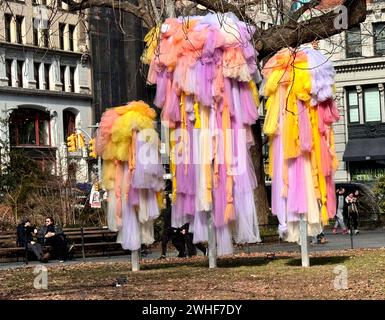 New York, New York, États-Unis. 9 février 2024. Une vue de l'exposition d'art publique de l'artiste Ana Maria Hernando ''˜to Let the Sky Know/ Dejar que el cielo sepa' tenue au Madison Square Park à Nomad. Ana Maria Hernando utilise le tulle, un filet de tissu, pour créer des sculptures inspirées de formes naturelles et transformées par le processus de couture. (Crédit image : © Nancy Kaszerman/ZUMA Press Wire) USAGE ÉDITORIAL SEULEMENT! Non destiné à UN USAGE commercial ! Crédit : ZUMA Press, Inc/Alamy Live News Banque D'Images