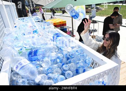 Moubarak Al Kabeer. 10 février 2024. Un visiteur jette une bouteille en plastique dans un panier lors de l'exposition sur la durabilité du Koweït dans le gouvernorat de Moubarak Al-Kabeer, Koweït, le 9 février 2024. L'exposition a été organisée pour sensibiliser le public au soutien à la durabilité, au développement durable, au recyclage et à la protection de l'environnement au Koweït. Crédit : Asad/Xinhua/Alamy Live News Banque D'Images