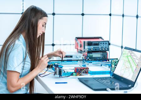 Scientifique utilisant un logiciel d'usinage virtuel Banque D'Images