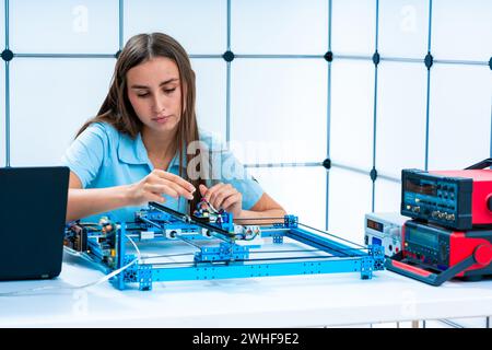 Scientifique travaillant avec l'automatisation et la robotique Banque D'Images