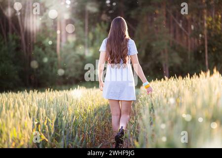 Femme marchant le long du chemin de la forêt Banque D'Images