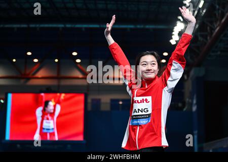 Doha. 9 février 2024. Chang Yani, de Chine, accueille les spectateurs avant la finale féminine de tremplin du 3m des Championnats du monde de natation 2024 à Doha, Qatar, le 9 février 2024. Crédit : du Yu/Xinhua/Alamy Live News Banque D'Images