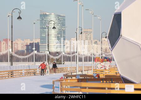 Saint-Pétersbourg, Russie. 08th Feb, 2024. Un couple profite du patinage sur glace à la patinoire Flagshtock. (Photo de Sergei Mikhailichenko/SOPA images/SIPA USA) crédit : SIPA USA/Alamy Live News Banque D'Images