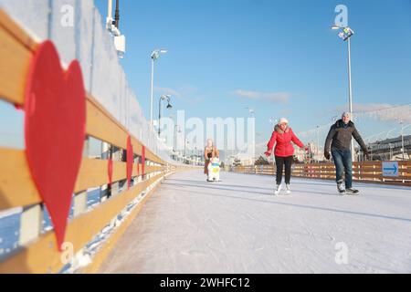 Saint-Pétersbourg, Russie. 08th Feb, 2024. Les gens apprécient le patinage sur glace à la patinoire Flagshtock. (Photo de Sergei Mikhailichenko/SOPA images/SIPA USA) crédit : SIPA USA/Alamy Live News Banque D'Images