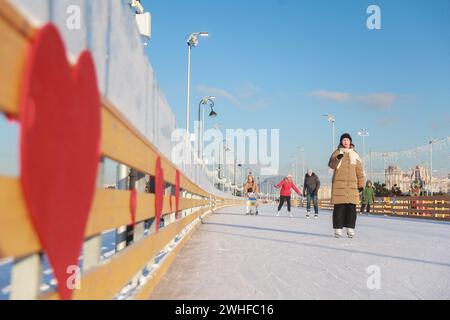 Saint-Pétersbourg, Russie. 08th Feb, 2024. Les gens apprécient le patinage sur glace à la patinoire Flagshtock. (Photo de Sergei Mikhailichenko/SOPA images/SIPA USA) crédit : SIPA USA/Alamy Live News Banque D'Images