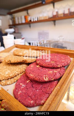 De nombreux biscuits différents sur les plateaux affichent le café de boulangerie Banque D'Images