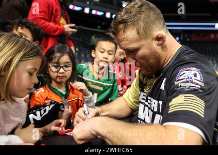 Henderson, Nevada, États-Unis. 08th Feb, 2024. Le combattant de l'UFC Justin Gaethje signe des autographes à l'issue du 24e Celebrity Flag Football Challenge au Dollar Loan Center à Henderson, Nevada. Christopher Trim/CSM/Alamy Live News Banque D'Images