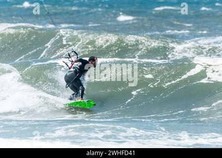 Kite surfer par une journée ensoleillée Banque D'Images