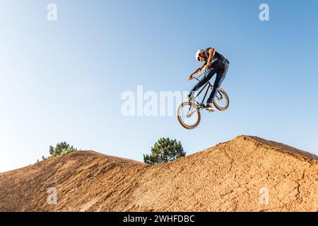 BMX Bike Stunt retour en arrière Banque D'Images