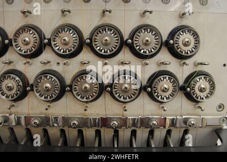 Une vieille machine à broder usée. Il y a différentes couleurs de fil sur le devant de la machine. Banque D'Images