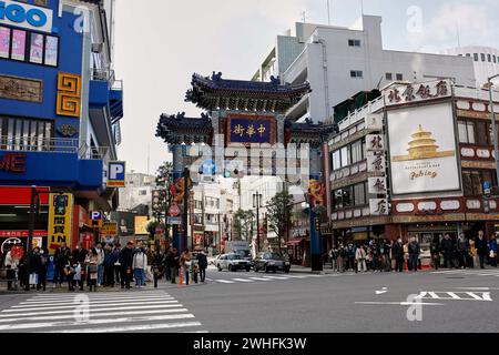Yokohama, Japon. 10 février 2024. Les gens visitent Chinatown pendant les célébrations du nouvel an lunaire à Yokohama. Le Festival du nouvel an chinois organisé à Yokohama célèbre le nouvel an lunaire ou Festival du printemps, des événements ont lieu du 10 au 24 février. (Crédit image : © Rodrigo Reyes Marin/ZUMA Press Wire) USAGE ÉDITORIAL SEULEMENT! Non destiné à UN USAGE commercial ! Banque D'Images